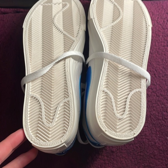 Never worn nike high tops - Picture 3 of 5